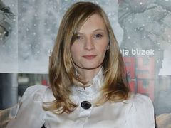 Agata Buzek - d�ugie w�osy i sexy look