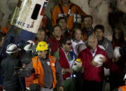 Prezydent Chile i ostatni z uratowanych górników śpiewają hymn