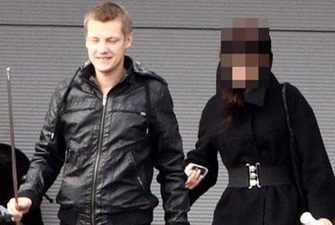 Mroczek i dziewczyna wij� sobie gniazdko