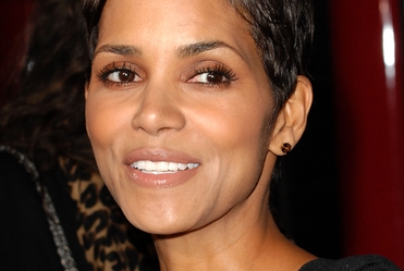 �atwe rozbieranie Halle Berry