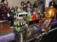 Restauracja, w kt�rej roboty s� kelnerami