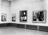 
Werke: © 2010 ProLitteris, Erich
Courtesy of Kunsthaus Z�rich



Na starej fotografii zobaczymy widok jednej z sal wystawowych w Kunsthaus Z�rich w 1932 roku. Prosz� zwr�ci� uwag� na obraz wisz�cy jako drugi od prawej: ten obraz nosi tytu� ‘Akt, Zielone Li�cie i Popiersie’ (Nu au Plateau de Sculpteur). Picasso namalowa� go 8 marca 1932, po intymnym spotkaniu w pracowni ze sw� modelk�, muz� i kochank� od pi�ciu ju� lat, Marie-Th�rèse Walter. Ich rzeczywisty zwi�zek pozostawa� ukryty dla �wiata – r�wnie� dla Olgi Picasso - bardzo jeszcze d�ugo: dopiero w grudniu 1934 roku, kiedy Marie-Th�rèse zachodzi w ci���, ich szalone i grzeszne uczucie przestaje by� tajemnic�. 