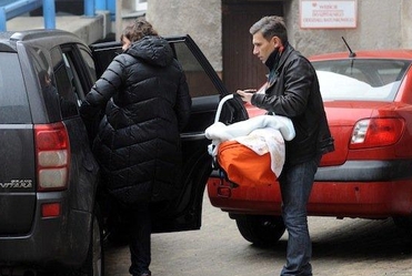 Korzeniowski zabra� ju� partnerk� i syna ze szpitala!