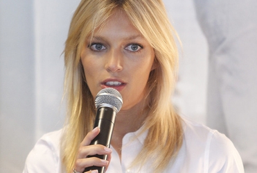 Anja Rubik nurkuje z... rekinami!