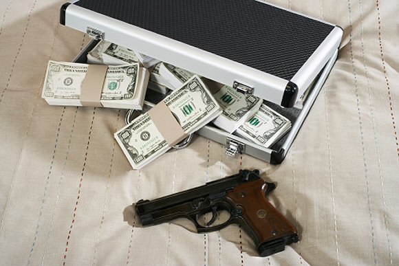 jup_pistolet_dolary_mafia_580.jpeg