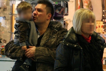 Tygrys zabra� rodzin� na narty