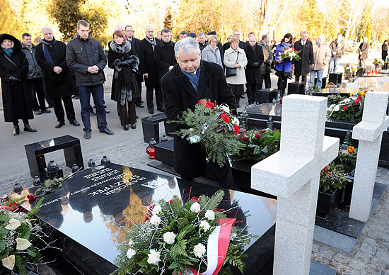 Kwiaty i znicze 10 miesięcy po tragedii w Smoleńsku