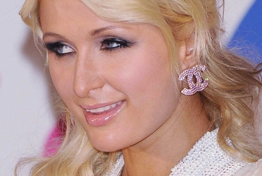Uwaga! Paris Hilton znowu za�piewa!