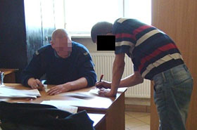 Wyskoczy� przez okno i schowa� si� w trawie - znale�li go
