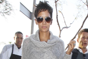 Halle Berry: By�am idiotk�