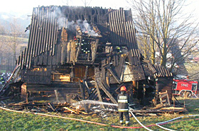 40 stra�ak�w walczy�o z ogniem - z domu zosta� tylko szkielet
