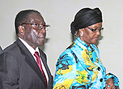 Robert Mugabe z �on� na lotnisku Fiumicino w Rzymie