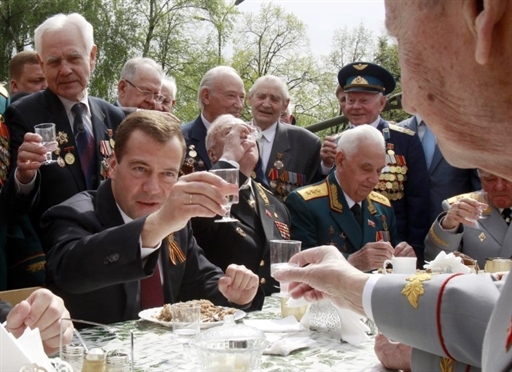 Prezydent pije w�dk� "pod chmurk�" - zobacz zdj�cia