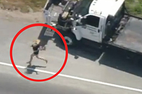 Blondynka w majtkach ucieka�a przed policj� - zobacz film