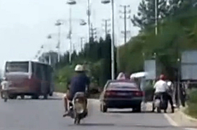 Tak si� ko�czy jazda motorem po pijaku - zobacz film