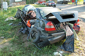 Nietrze�wy 15-latek za k�kiem mercedesa - oto skutki!
