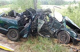 17-latek p�dzi� BMW ojca - zgin�a m�oda dziewczyna