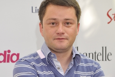 Jaros�aw Ku�niar pocieszy� si� drogim autem!