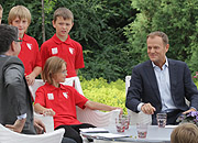 Donald Tusk z młodymi piłkarzami