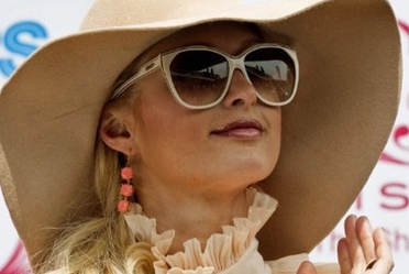 Paris Hilton otworzy hotel i sie� klub�w