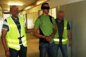 18-letni "policjant" sterroryzowa� student�w!