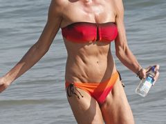 Pi�kna czy Bestia? - 56-letnia modelka w bikini