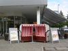 Kosze pla�owe przed restauracj� w centrum miasta... czy� mo�e by� lepsza zach�ta do odpoczynku i wypicia pysznej kawy?