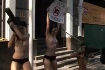 Szarpa� si� z p�nagimi kobietami przed ambasad� - film