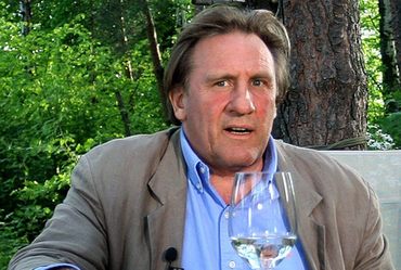 Depardieu nasika� na pod�og� w samolocie