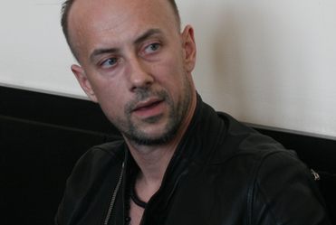 Dziewczyna Nergala nie przyznaje si� do niego?