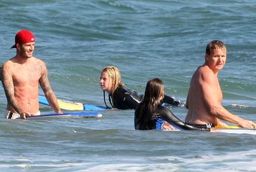 Beckham i Ramsay z dzieciakami na pla�y