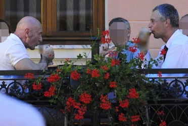 Ojciec Dody na politycznych salonach