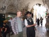 Idiota za granic�
(ang. An Idiot Abroad)
Premiera ju� w �rod�, 7 wrze�nia 2011, o godz. 22.00
Dla entuzjast�w brytyjskiego akcentu, w ka�d� niedziel� o godz. 23.00, Discovery Channel b�dzie emitowa�o serial r�wnie� z napisami.
Tym bardziej, �e �adnego z nich nie widzia� na w�asne oczy. Ricky i Stephen postanawiaj� wi�c rzuci� r�kawic� uprzedzeniom Karla i... wysy�aj� go w podr� dooko�a �wiata.
