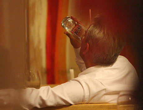 Grabarczyk odreagowuje stres przy piwku - zdj�cia