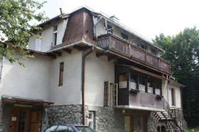 W tym domu rz�dzi strach - ludzie boj� si� wyj�� na klatk�!