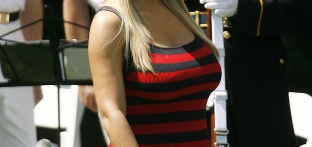 Jessica Simpson: Gwiazda postanowi�a zmniejszy� sw�j biust!
