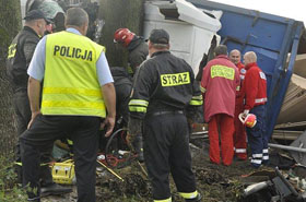 Pot�ny tir wbi� si� w drzewo!