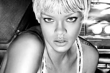 Seksowna Rihanna w wersji blond
