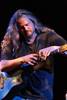 Preston Reed
O jego talencie wci�� rozpisuj� si� bran�owe magazyny i zachwycaj� si� nim najwi�ksze gitarowe autorytety. Al Di Meola oraz Michael Hedges nazwali go jednym z najbardziej fenomenalnych gitarzyst�w akustycznych wszech czas�w, &bdquo;Total Guitar&rdquo; jednym z najzdolniejszych gitarzyst�w na �wiecie, a &bdquo;The Irish Independent&rdquo; okre�li� jeden z jego wyst�p�w mianem spektakularnego. Preston Reed niew�tpliwie nale�y do grona �wiatowej czo��wki gitarzyst�w graj�cych technik� fingerstyle i wyr�nia si� w tym gronie tym, �e wykszta�ci� sw�j w�asny, indywidualny styl, charakteryzuj�cy si� g��wnie wielo�ci� r�norodnych efekt�w perkusyjnych. Dzi�ki temu jego muzyka brzmi jak gdyby by�a wykonywana przez ca�y zesp� z�o�ony z gitarzyst�w i perkusist�w, a jego koncerty wprawiaj� w zdumienie publiczno��, kt�ra nie znajduje wyt�umaczenia jak jeden cz�owiek przy pomocy jednej gitary i dziesi�ciu palc�w mo�e tworzy� tak niesamowicie kunsztowne i pi�kne melodie.
