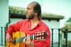 Paco de Lucia jest jednym z najwybitniejszych �yj�cych gitarzyst�w �wiata. Wzrasta� otoczony wirtuozami gitary, a kontakt z muzyk� flamenco sprzyja� kreowaniu jego kariery. Pocz�tkowo jego nauczycielami byli ojciec i brat, natomiast w latach p�niejszych Paco kszta�ci� si� m.in. u Ni�o Ricardo, Miguela Borrull, Mario Escudero czy Sabicasa. Nagra� dziewi�� album�w ze s�ynnym p�niej �piewakiem flamenco Camaronem de la Isla, w kt�rego wylansowaniu Paco mia� znaczny udzia�. Na p�ycie &bdquo;Fantasia Flamenca&rdquo; Paco de Lucia po raz pierwszy zdefiniowa� sw�j w�asny styl, odbiegaj�cy od przyj�tych tradycji i regu� muzyki flamenco. Dla artysty rozpocz�� si� najlepszy okres w karierze, jego niepowtarzalny styl uwydatnia� si� coraz bardziej w &bdquo;El Duende Flamenco&rdquo;, &bdquo;Fuente y Caudal&rdquo; oraz &bdquo;Almoraima&rdquo;. Nagra� tak�e singel &bdquo;Entre dos Aguas&rdquo;, kt�ry przyni�s� mu ogromn� s�aw�.
