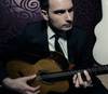 Carlos Pinana wywodzi si� z rodziny, w kt�rej od zawsze silnie kultywowano tradycje muzyczne. Ojciec Carlosa by� jego pierwszym nauczycielem gry na gitarze i to w�a�nie on zaszczepi� w muzyku mi�o�� do flamenco. Umiej�tno�� wykonawstwa tego nurtu muzycznego doskonali� Pi�ana przez ca�e �ycie, szczeg�lnie intensywnie w okresie studi�w w Konserwatorium Muzycznym w Cartagena.
Obecnie artysta nale�y do grona najlepszych wykonawc�w flamenco. �wiadcz� o tym liczne nagrody zdobyte na festiwalach po�wi�conych tej kulturze. Na swoim koncie ma sze�� p�yt CD, a ponadto jest autorem muzyki do wielu spektakli teatralnych. Pi�ana jest laureatem presti�owych nagr�d i wyr�nie�, koncertowa� w wielu krajach Europy, Azji, Ameryki i Afryki. 