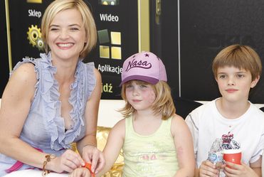 Richardson rozmawia z dzie�mi po angielsku