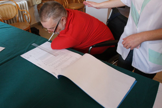 Obie r�ce i nog� straci� w wypadku - mimo to zag�osowa�