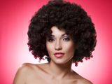 Jak zrobi� fryzur� w stylu afro?