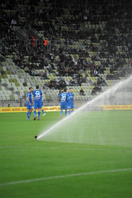 Kuriozalna sytuacja na meczu Lechia - Lech. Awaria zraszaczy