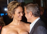 George Clooney szcz�liwy ze Stacy Keibler