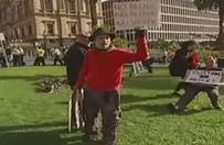 Okupowali Melbourne. Policja usun�a ich si�� - film