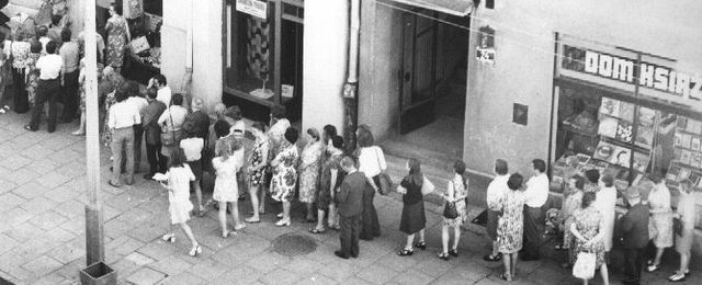 Życie codziennie w PRL - absurdalna rzeczywistość