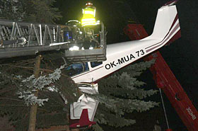 Pilot-emeryt wyl�dowa� na drzewie. Nowe fakty