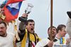 Niesamowite wra�enie na uczestnikach i publiczno�ci robi ponadnarodowo�� imprezy. Jak wspominaj� �wiadkowie, chwile, gdy sprzymierzone reprezentacje Polski i Litwy wychodz� razem pod jednym sztandarem w pole, niczym 600 lat temu, wyciskaj� �zy z oczu! Wielk� widowiskowo�ci� charakteryzuj� si� pojedynki sk�adaj�ce si� z trzech rund, ka�da na inny rodzaj broni. A podczas wieczornych spotka� przy ogniskach przed namiotami rycerskimi rozbrzmiewaj� rozmowy, �piewy i �miechy w najr�niejszych j�zykach. 

